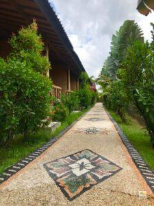 A szobák előtti hangulatos kis út