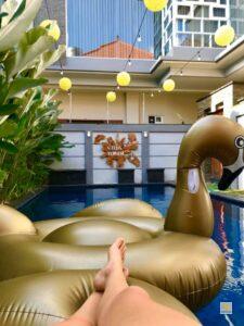 Pihenés a medencében