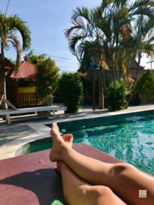 Pihenés a medence parton