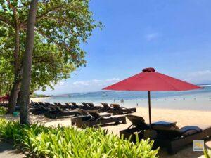 Napozóágyak a parton