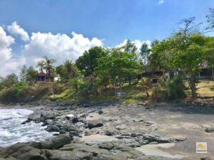 Soka Beach gyönyörű fekete homokos és fekete köves partja