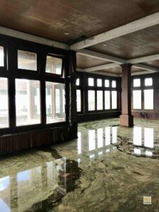 Néhol szinte mocsaras a padló