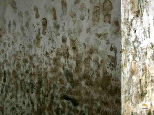 Sáros cipőtalp nyomok a falon