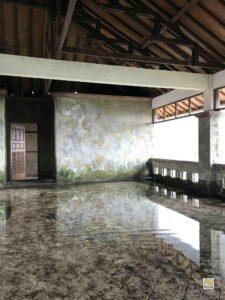 Sok helyen esővíz borítja a padlót