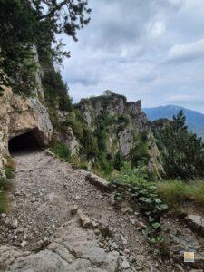 Az 52 alagút egyike