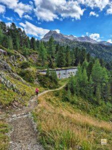 Úton lefelé elhagyatott katonai épületek mellett mentünk el