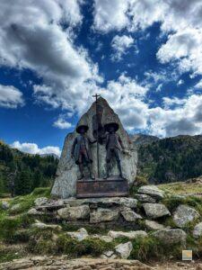 Szobor a két ország határánál