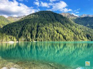 Séta a tó partján