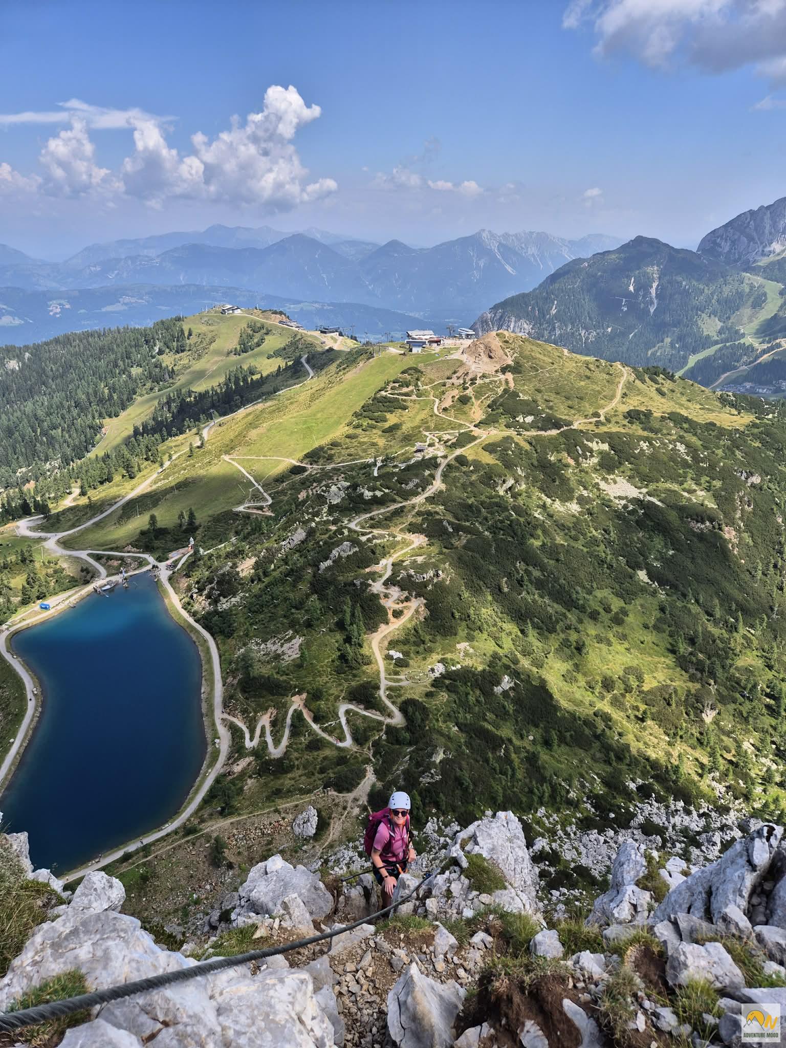 Háttérben a Nassfeldi Millenium Express felvonó fenti állomása