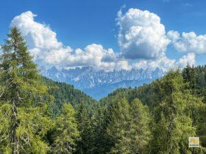 Kilátás a csúcsról a szemközti csúcsokra