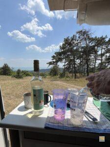 Délutáni fröccs a Balatonnal a háttérben