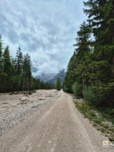 Mi egy picit messzebb parkoltunk a tótól, ezért ezen az autóúttal párhuzamos gyalogos úton mentünk a tóig