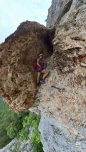 A sziklahasadék bejárata előtt