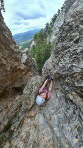 Az az óriási szikla darab, ami mellett éppen kipréselem magam, tulajdonképpen elfedi az eredeti kijárat nagyrészét