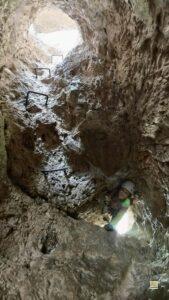 A túra ikonikus része a szűk, függőleges kürtő