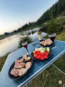 Vacsora egy tó partján Olaszország és Ausztria határán