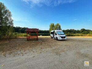 Juci egy horgásztó melletti pihenőnél