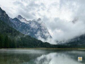A tavat körülvevő hegyek